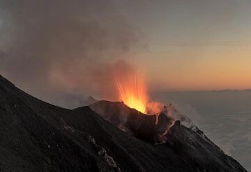 Strombolianischer Ausbruch aus dem nordöstlichen Krater des Vulkans Stromboli (Äolische Inseln, Italien) kurz nach Sonnenuntergang (8. Juni 2017) (Photo: Tom Pfeiffer)