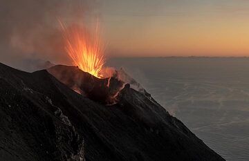 Erupción estromboliana del principal respiradero NE de Stromboli en el crepúsculo vespertino (8 de junio de 2017) (Photo: Tom Pfeiffer)
