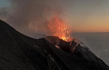 Je dunkler es wird, desto deutlicher wird die Lava der Explosionen sichtbar. (Photo: Tom Pfeiffer)