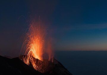 Kleiner Ausbruch des N2-Kraters in der späten blauen Stunde (9. Juni 2017). (Photo: Tom Pfeiffer)