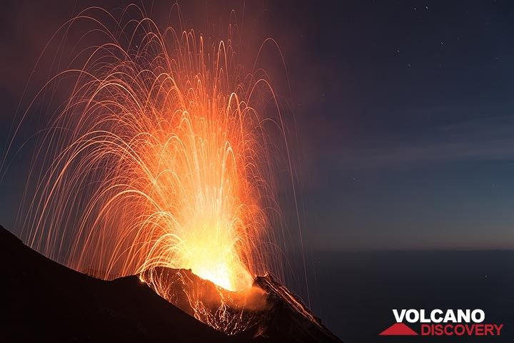 Finally, when it is almost completely dark, explosions from the eastern craters become larger. (Photo: Tom Pfeiffer)