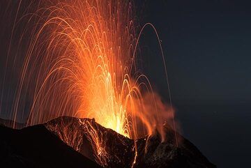 Vue plus rapprochée d'une explosion modérée provenant du cratère N2. (Photo: Tom Pfeiffer)