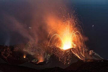 Nacht vom 9. Juni 2017: Eine stärkere Explosion ereignet sich aus dem N2-Krater, dem aktivsten von insgesamt 6 Ausbrüchen in letzter Zeit. (Photo: Tom Pfeiffer)