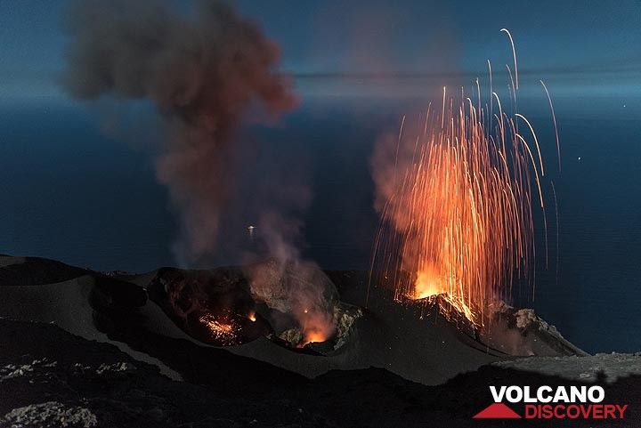 The westernmost (left) vent (S1) has produced an ash-rich eruption; glowing spatter still lies around this vent, which today was not often active (but becomes protagonist a few days later). Seconds later, a dry strombolian eruption occurred from the NE vent (right). (Photo: Tom Pfeiffer)