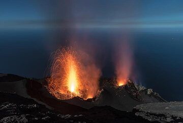 Une éruption modérée du cratère ouest (évent S2), atteignant juste la même hauteur que Pizzo, soit environ 150 m. (Photo: Tom Pfeiffer)