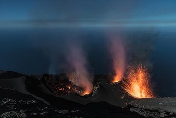 At the far eastern vent (N1), another ash-rich eruption occurs. (Photo: Tom Pfeiffer)
