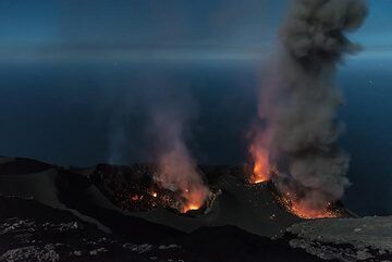 The ash plume quickly rises a few 100 meters. (Photo: Tom Pfeiffer)