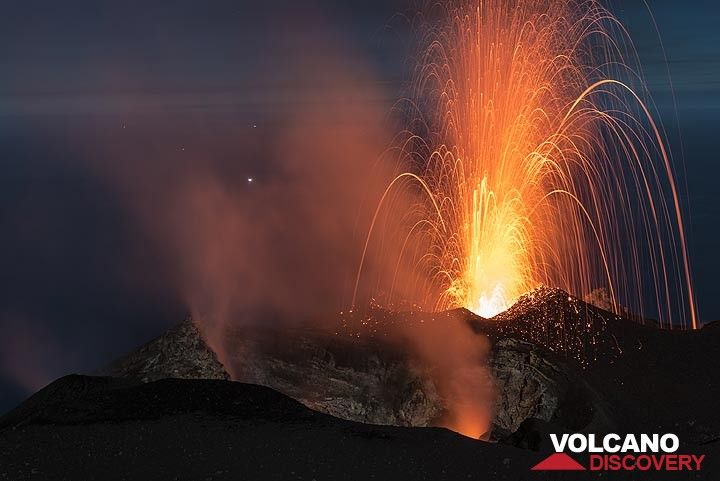 Moderate strombolian eruption from the eastern vent, seen from the west. (Photo: Tom Pfeiffer)