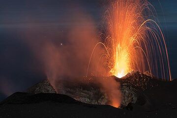 Moderate strombolian eruption from the eastern vent, seen from the west. (Photo: Tom Pfeiffer)