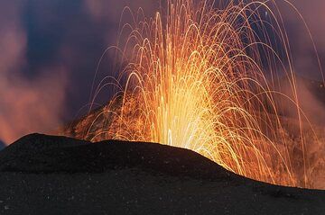 Zoom onto a small eruption of the western (S2) vent. (Photo: Tom Pfeiffer)