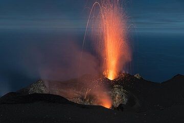 Une éruption étroite mais haute provenant de l'évent oriental. (Photo: Tom Pfeiffer)