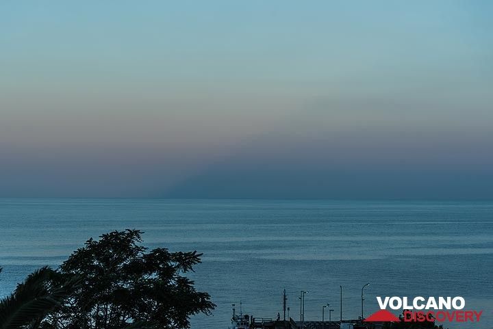 During clear weather as often in June, the conical shadow of Stromboli Island can be seen against the eastern horizon at sunset. (Photo: Tom Pfeiffer)