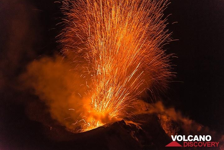 Lava fragments flying into the air at high speed. (Photo: Tom Pfeiffer)