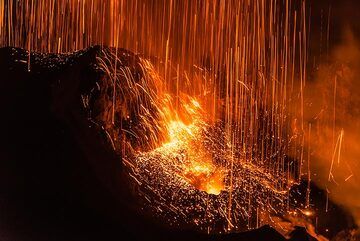 À la fin de chacune de ces éruptions, une pluie de lave incandescente retombe sur le cratère. (Photo: Tom Pfeiffer)