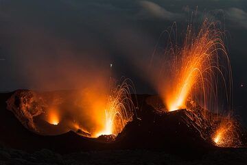 Eruptions from the central and eastern crater. (Photo: Tom Pfeiffer)