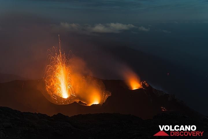 Mild eruption from the western crater. (Photo: Tom Pfeiffer)