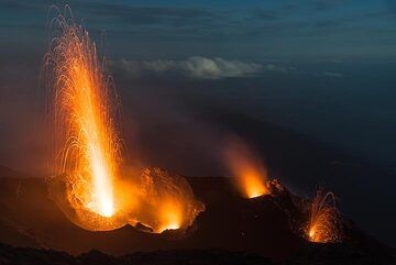 Une petite éruption se produit depuis l’évent le plus à l’est (N1, à droite) tandis qu’une autre forte explosion se produit au niveau de l’évent ouest. (Photo: Tom Pfeiffer)