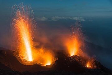 Powerful eruption from the western vent along with a moderate one from the eastern one. (Photo: Tom Pfeiffer)