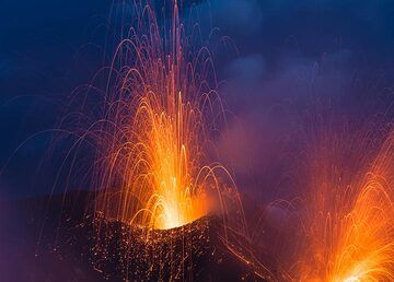 Simultaneous eruptions from the two eastern craters at dawn. (Photo: Tom Pfeiffer)