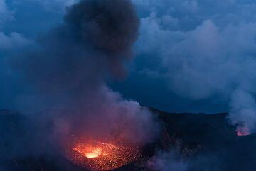 Comparé à quelques jours plus tôt (photos du 11 juin), le cratère le plus à l'ouest était moins actif et semblait s'être approfondi, peut-être parce que la colonne de magma à l'intérieur s'est un peu atténuée. En conséquence, son conduit supérieur s'est rempli de davantage de débris sableux, provoquant la génération de plus de cendres lors de ses éruptions. (Photo: Tom Pfeiffer)