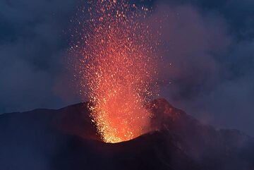 Small eruption from the eastern crater at dawn. (Photo: Tom Pfeiffer)