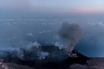 Morning view over the crater terrace on 16 June. (Photo: Tom Pfeiffer)