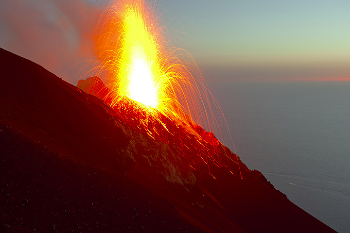 One of the first long exposures with an eruption of the NE vent as it gets darker. (Photo: Tom Pfeiffer)