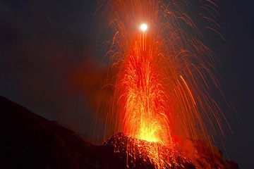 Eruption at Stromboli volcano hitting the moon... (Photo: Tom Pfeiffer)
