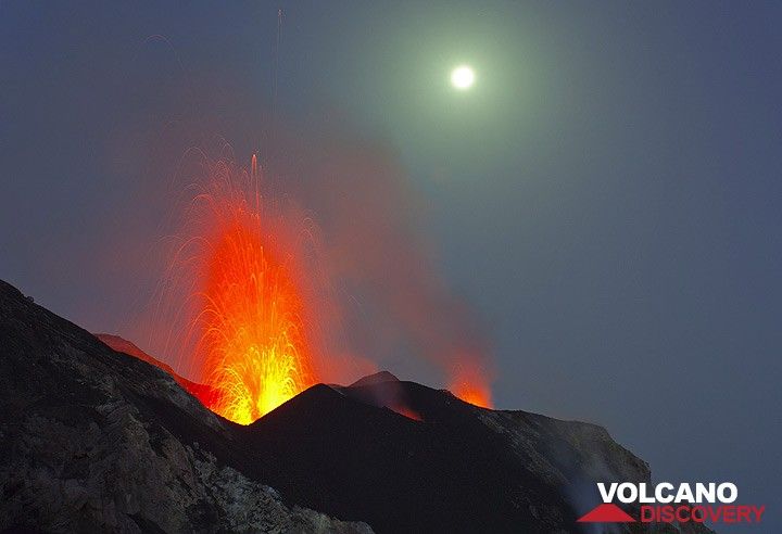 Éruption du cratère NW et la pleine lune (Photo: Tom Pfeiffer)