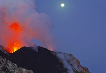 Dämmerung über dem Krater und der Vollmond (Photo: Tom Pfeiffer)