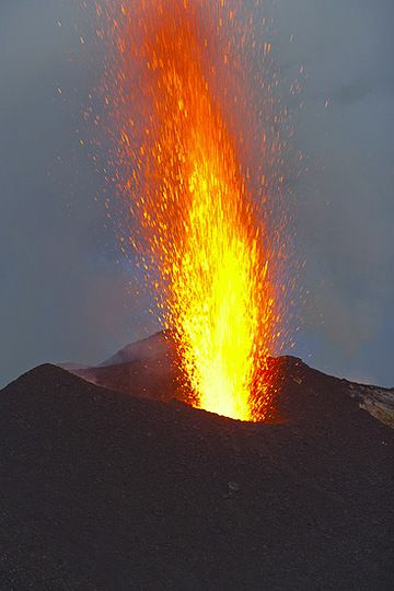 A jet of lava erupts from the NE crater. (Photo: Tom Pfeiffer)