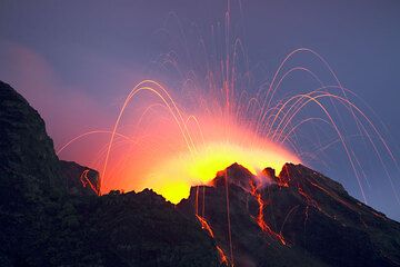 Typische strombolianische Eruption am NO Krater des Stromboli. Viele der ausgeworfenen glühenden Schlacken fallen auf den äßeren Kraterrand und rollen weiter hinab in Richtung Sciara del Fuoco. (c)