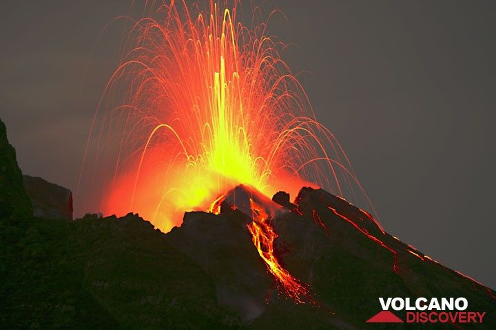 Eruption from the craters of Stromboli. (Photo: Tom Pfeiffer)