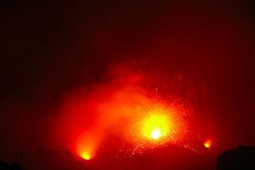Strombolianische Aktivität am Vulkan Stromboli (c)