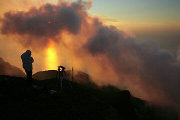Impressions de coucher de soleil - lumière du soleil filtrée par des nuages de cendres et de gaz. (c)