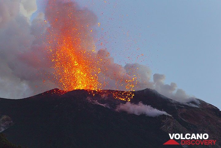 Explosion from the NE vent (30 Dec 2012) (Photo: Tom Pfeiffer)