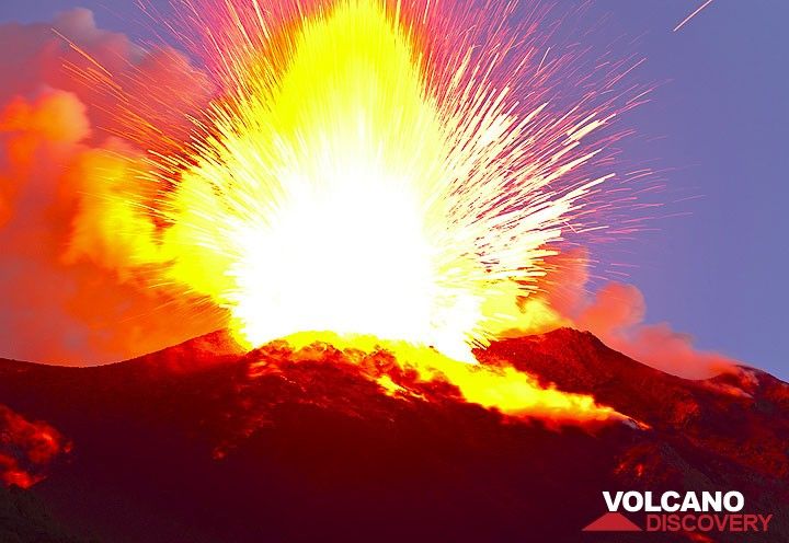A large bursting lava bubble from the NE vent hopelessly oversaturates the sensor of the digital camera with settings used to "normal" strombolian activity. (Photo: Tom Pfeiffer)