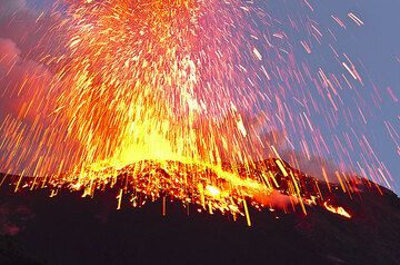 Heavy rain of glowing bombs from the explosion onto the outer crater flank. (Photo: Tom Pfeiffer)