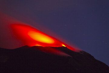 Glow above the summit crater of Stromboli volcano, Italy (Jan 2013) (Photo: Tom Pfeiffer)