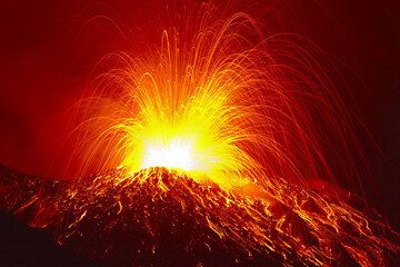 Powerful explosion from Stromboli's NE crater on 30 Dec 2012 (Photo: Tom Pfeiffer)