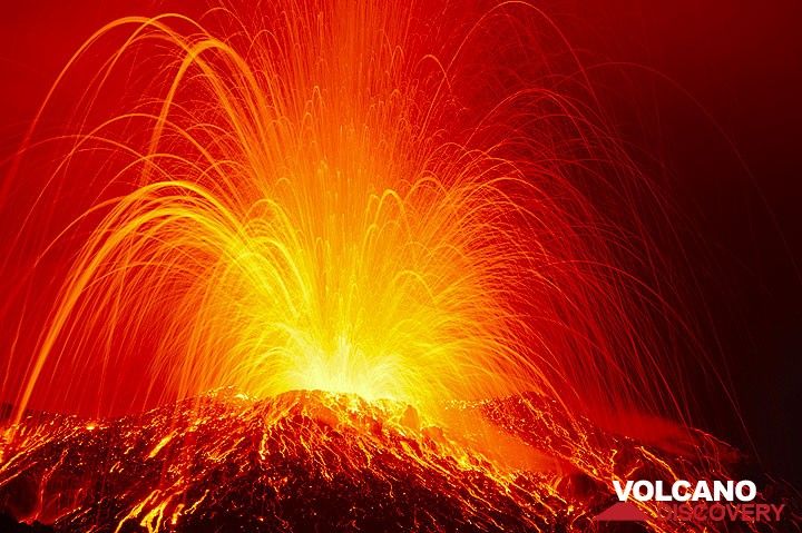 Explosion from Stromboli's NE crater at night in 30 s exposure. (Photo: Tom Pfeiffer)