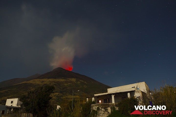 Bright glow above the volcano seen from Punta Lena - these days, this is a usual sight from the village. Sometimes, even bombs can be seen during larger explosions. (Photo: Tom Pfeiffer)