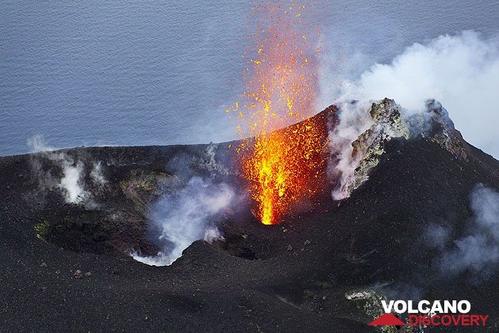 Candle-like strombolian eruption from the NW vent. (Photo: Tom Pfeiffer)