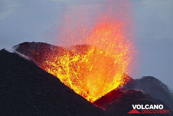 Eruption from the NE vent in twilight. (Photo: Tom Pfeiffer)