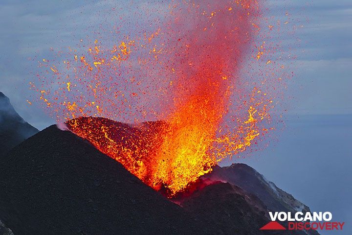 A split-second later, the liquid lava shoots in all directions. (Photo: Tom Pfeiffer)