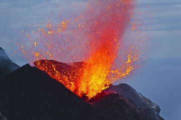 A split-second later, the liquid lava shoots in all directions. (Photo: Tom Pfeiffer)