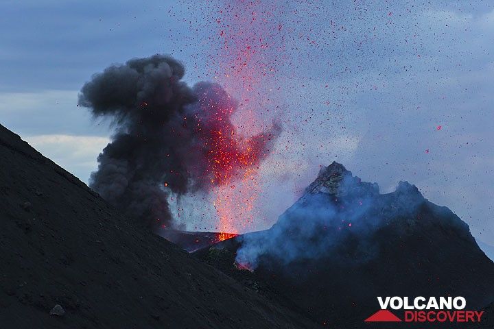 A strombolian eruption from the NW vent seen from Bastimento. (Photo: Tom Pfeiffer)