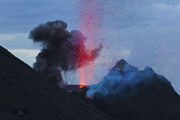 A strombolian eruption from the NW vent seen from Bastimento. (Photo: Tom Pfeiffer)