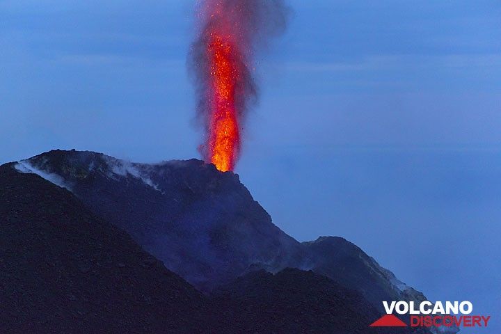 Strombolian jet-like eruption of lava from the hornito-vent at the NE crater. (Photo: Tom Pfeiffer)