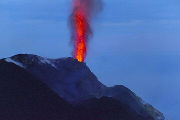 Strombolian jet-like eruption of lava from the hornito-vent at the NE crater. (Photo: Tom Pfeiffer)